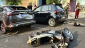 Motociclista é arremessado contra carro estacionado após colisão no centro