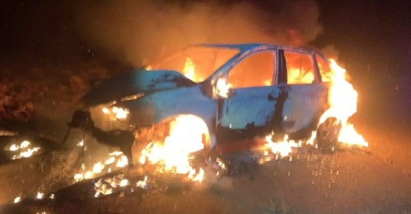 Troca de tiros acaba com carro incendiado e fuga de suspeitos em Chapecó