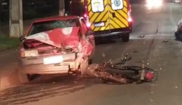 Acidente entre carro e moto deixa casal ferido