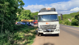 Acidente envolvendo caminhão e dois veículos de passeio é registrado na BR-282