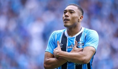 Com três gols de Carlos Vinícius, Grêmio vence Juventude na Arena
