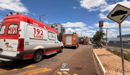 Mulher é resgatada após colisão entre motocicleta e caminhão no Bairro São Jorge em São Miguel do Oeste