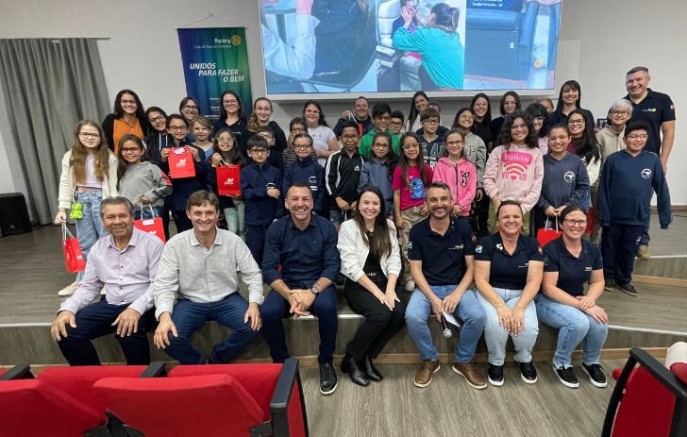 Rotary Club entrega mais de 80 óculos a crianças do município