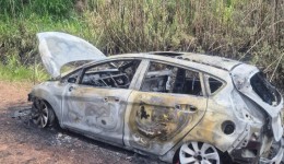 Incêndio destrói veículo às margens da Rodovia Nacional 101