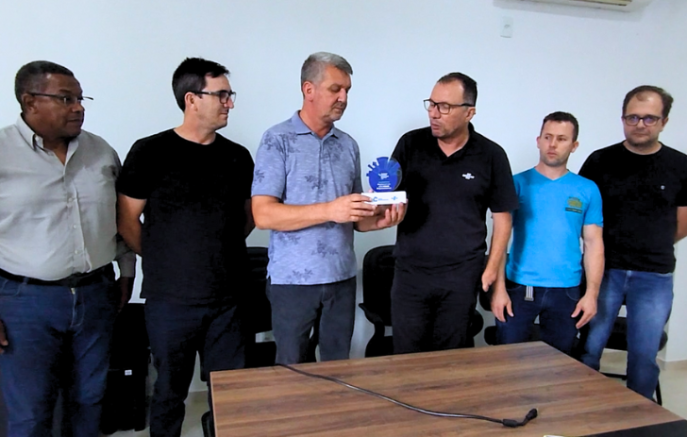 Administração recebe troféu Cidade Empreendedora do Sebrae
