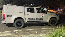 Mulher é presa após ameaçar vigilante e danificar porta de colégio estadual