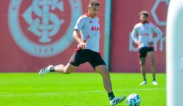 Alan Patrick e outros quatro jogadores reforçam o Inter no Rio de Janeiro para enfrentar o Fluminense