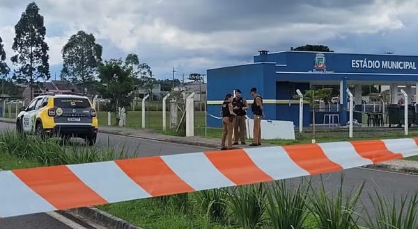 Idoso e homem são mortos a tiros após grupo armado invadir campo de futebol, em Quatro Barras