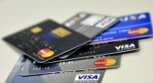 Juros do cartão de crédito caem pelo segundo mês seguido e atingem menor nível em 16 meses