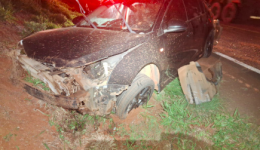 Mulher sem CNH sai da pista e bate carro em barranco na SC-480