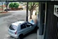 Homem tenta matar ex-companheira atropelada