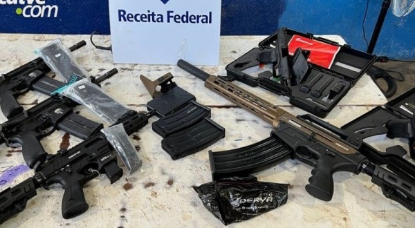 Receita Federal encontra fuzis, espingarda e pistolas escondidos em ônibus em Foz do Iguaçu