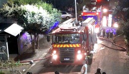 Casa fica destruída durante incêndio no Bairro Vila Nova