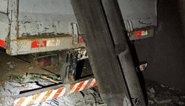 Caminhão desgovernado causa acidente com dois carros e postes de energia