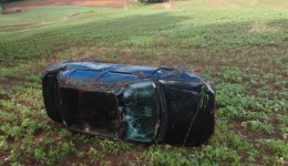 Mãe e filho escapam sem ferimentos graves após capotamento na PR-493 em Verê