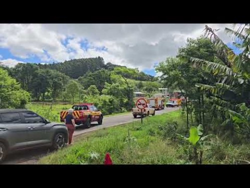 PARANÁ - Colisão frontal entre HR-V e carreta deixa mulher e duas crianças mortas na BR-163