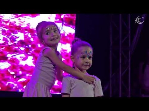 Multidão lota Rua Coberta em maior Natal luz dos últimos anos