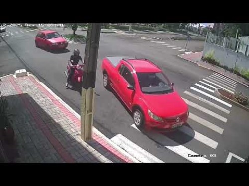 Moto colide em carro dentro da rotatória em Dionísio Cerqueira