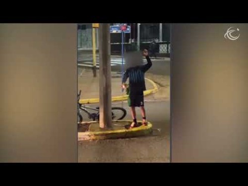 Após eliminação do Brasil, criança argentina queima bandeira; isso não é rivalidade, é falta de respeito