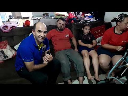 Após ação solidária, família consegue comprar cadeira postural para criança