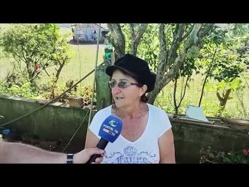 Fortes ventos destroem a cobertura da residência de uma moradora em Bom Jesus do Sul