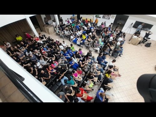 Cantata Revolta dos Posseiros lotou o centro cultural Quinto Guareschi