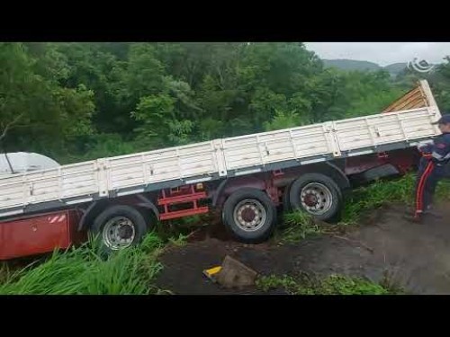 Carreta sai da pista na Serra da Maria Preta