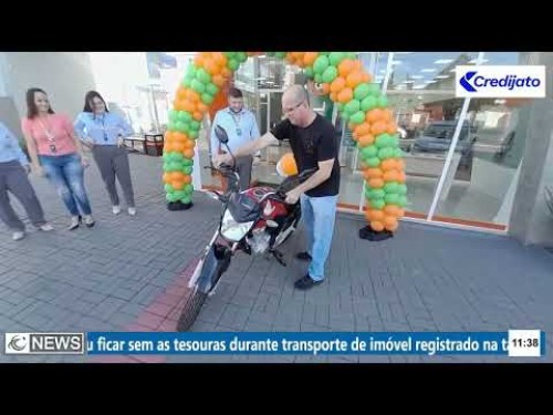 Cresol Fronteiras entrega motocicleta 0km para cooperado da agência que foi contemplado na campanha “Poupar Para Ganhar”