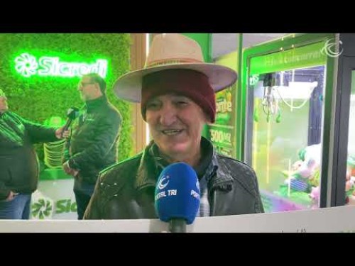 Sicredi entrega prêmio de mais de R$ 8 mil a associado durante abertura da Festa do Chapéu de Palha