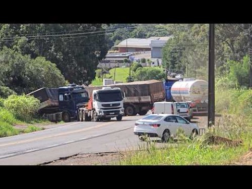 Caos na Serra do BNH: vídeo mostra carreta travada e trânsito bloqueado na BR-163