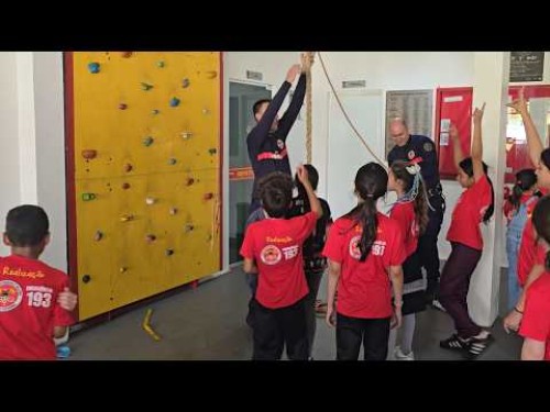 Alunos do Projeto Bombeiro Mirim de Dionísio Cerqueira participam de tarde de aprendizado e diversão no quartel
