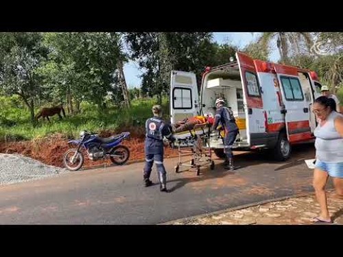 Homem sofre queda de moto no bairro Princesa Isabel em Santo Antonio do Sudoeste e é socorrido pelo SAMU